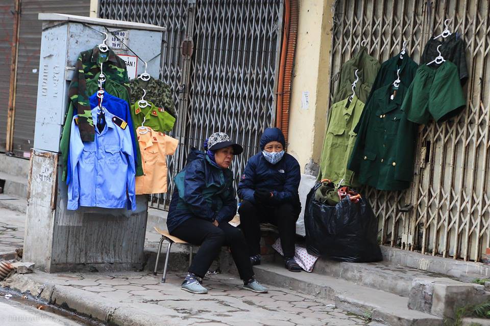 Chùm ảnh: Người dân Hà Nội khoác cả chăn bông, mặc áo mưa xuống phố để tránh rét